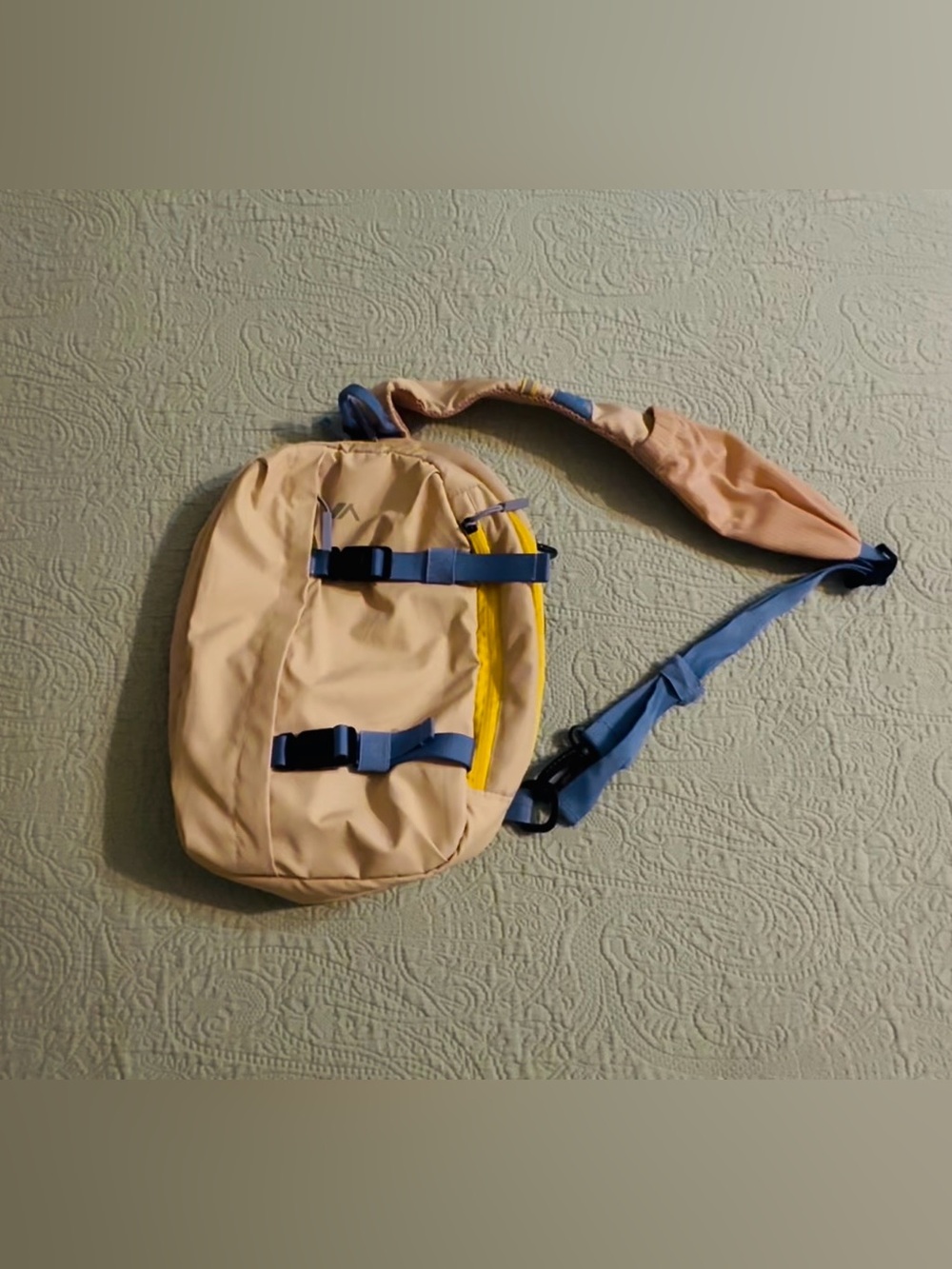 Quest Motion crossbody 8L pack, straps/zippers work, gently used.